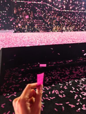 Yang Mi Instagram - 第一次来到现场看维密的大秀🪽
惊喜💕开心🥳

#victoriassecret 
#victoriassecretfashionshow