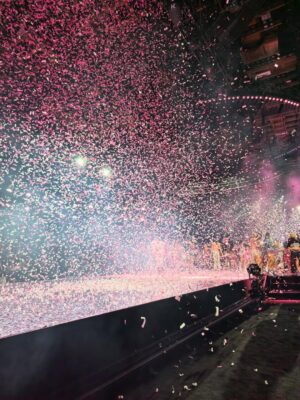 Yang Mi Instagram - 第一次来到现场看维密的大秀🪽
惊喜💕开心🥳

#victoriassecret 
#victoriassecretfashionshow