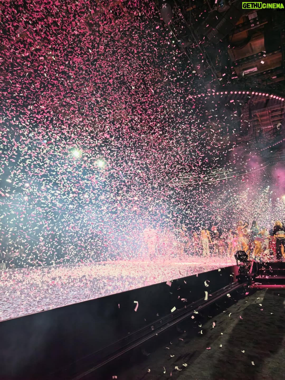 Yang Mi - 92.8K Likes - 第一次来到现场看维密的大秀🪽
惊喜💕开心🥳

#victoriassecret 
#victoriassecretfashionshow