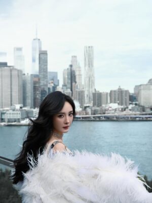 Yang Mi Instagram - 第一次来到现场看维密的大秀🪽
惊喜💕开心🥳

#victoriassecret 
#victoriassecretfashionshow