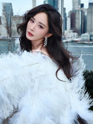 Yang Mi Instagram - 第一次来到现场看维密的大秀🪽
惊喜💕开心🥳

#victoriassecret 
#victoriassecretfashionshow