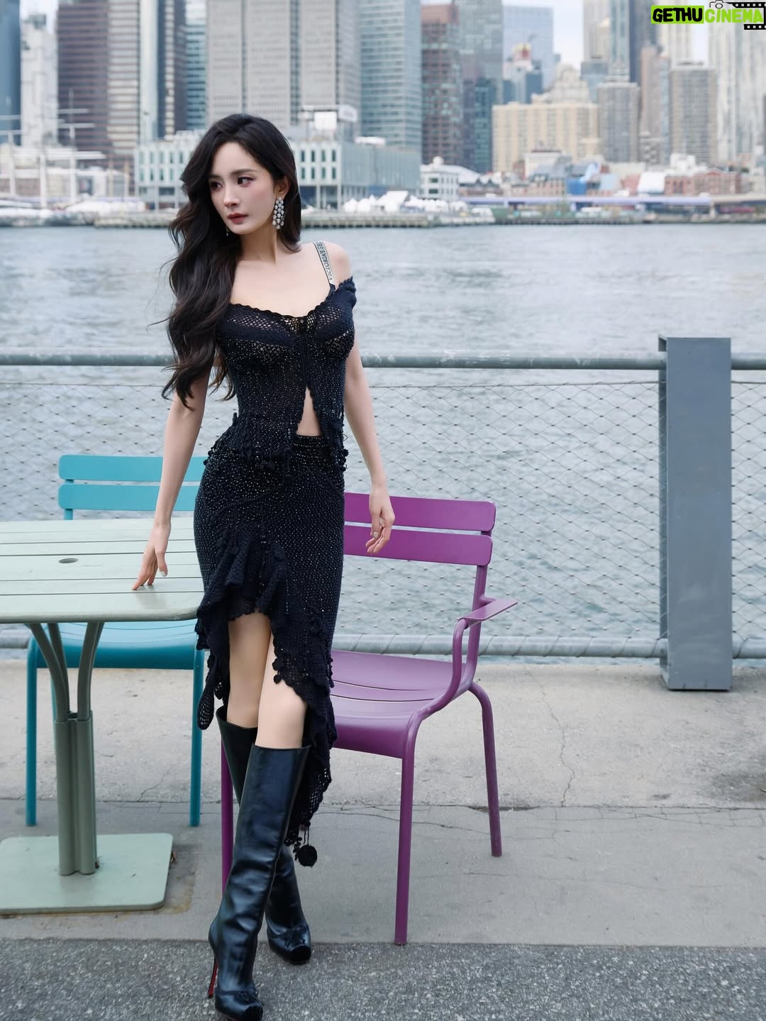 Yang Mi - 92.8K Likes - 第一次来到现场看维密的大秀🪽
惊喜💕开心🥳

#victoriassecret 
#victoriassecretfashionshow