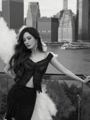 Yang Mi Instagram - 第一次来到现场看维密的大秀🪽
惊喜💕开心🥳

#victoriassecret 
#victoriassecretfashionshow