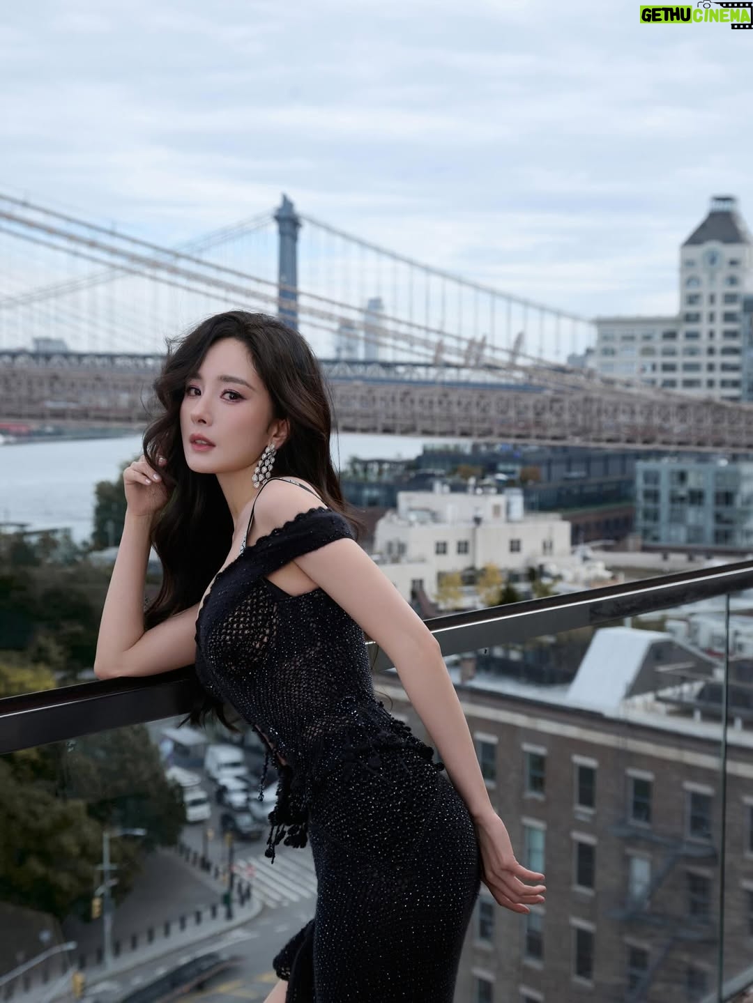 Yang Mi - 92.8K Likes - 第一次来到现场看维密的大秀🪽
惊喜💕开心🥳

#victoriassecret 
#victoriassecretfashionshow