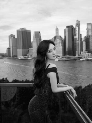Yang Mi Instagram - 第一次来到现场看维密的大秀🪽
惊喜💕开心🥳

#victoriassecret 
#victoriassecretfashionshow