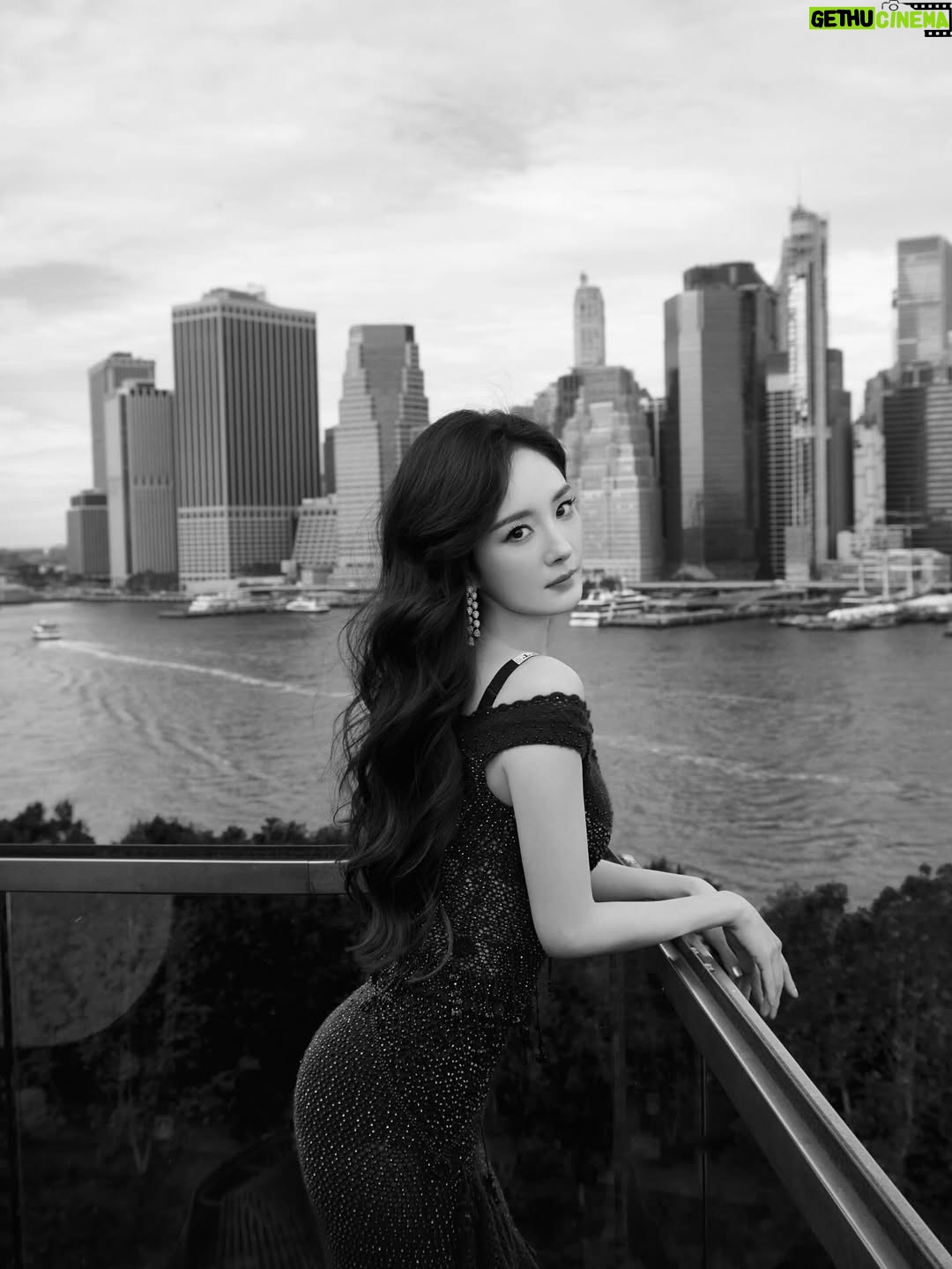 Yang Mi - 92.8K Likes - 第一次来到现场看维密的大秀🪽
惊喜💕开心🥳

#victoriassecret 
#victoriassecretfashionshow