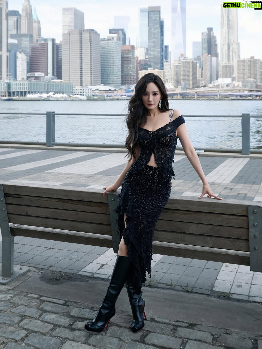 Yang Mi - 92.8K Likes - 第一次来到现场看维密的大秀🪽
惊喜💕开心🥳

#victoriassecret 
#victoriassecretfashionshow