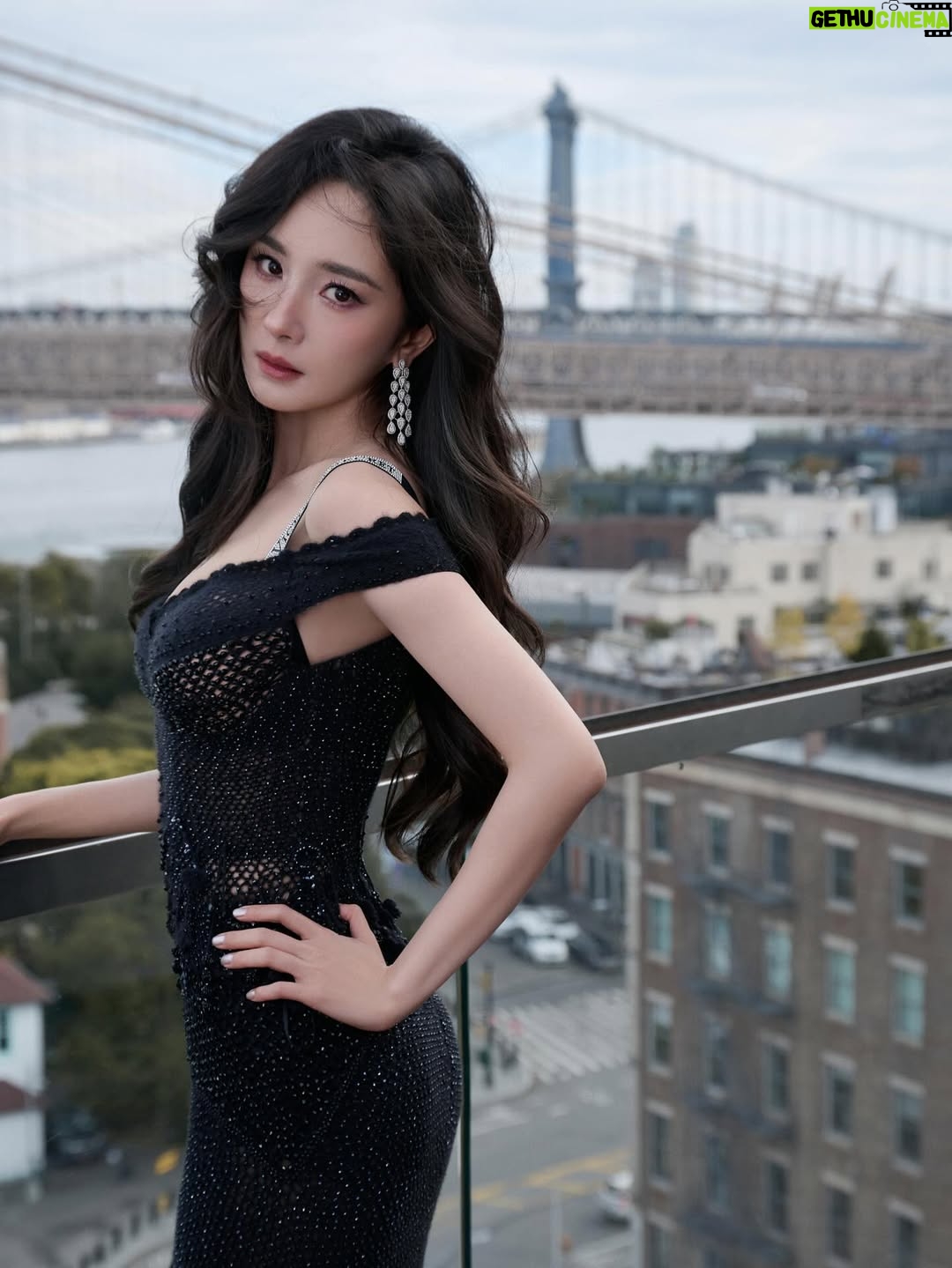 Yang Mi - 92.8K Likes - 第一次来到现场看维密的大秀🪽
惊喜💕开心🥳

#victoriassecret 
#victoriassecretfashionshow