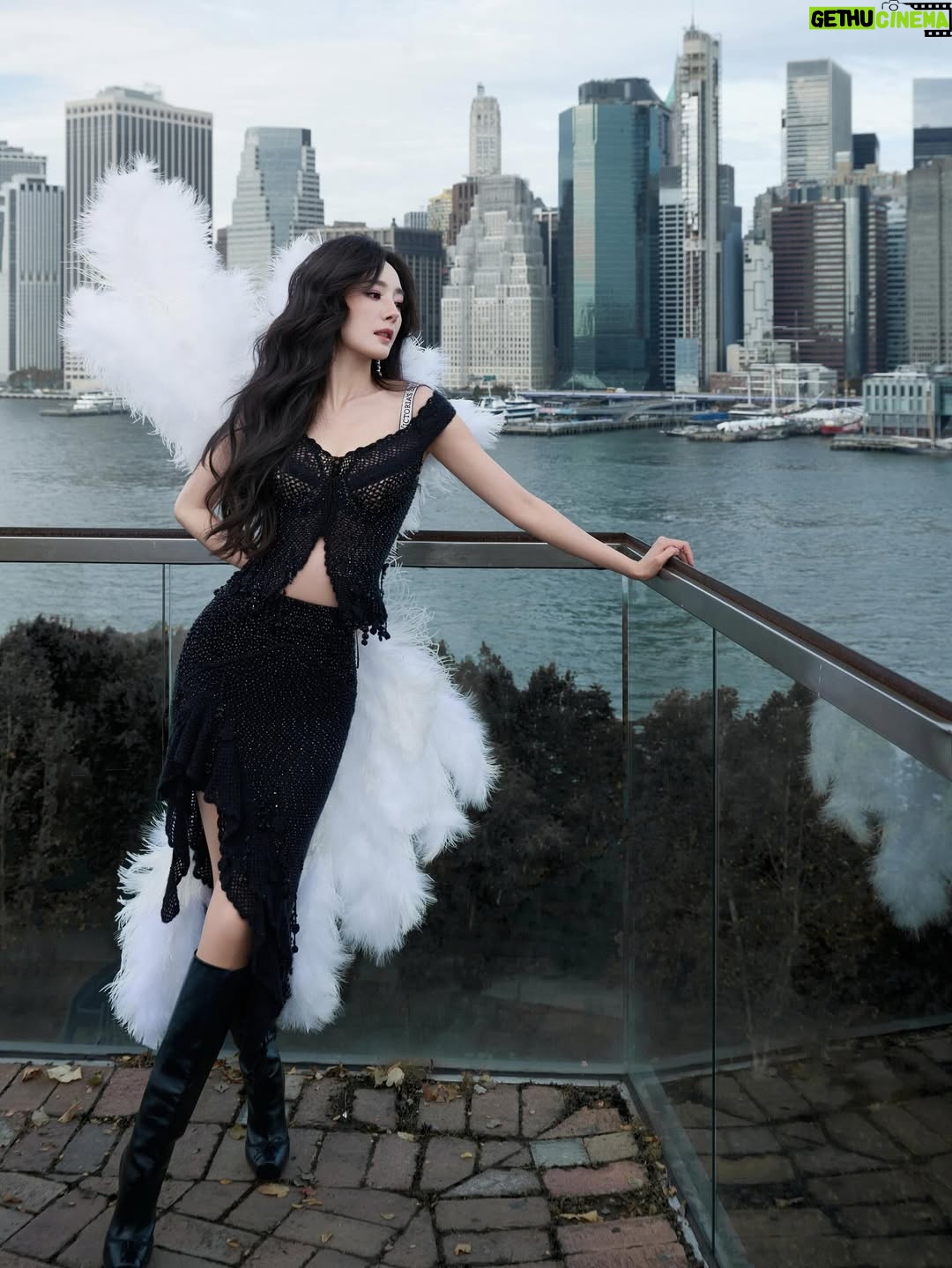 Yang Mi - 92.8K Likes - 第一次来到现场看维密的大秀🪽
惊喜💕开心🥳

#victoriassecret 
#victoriassecretfashionshow