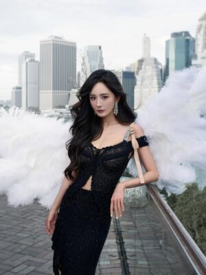 Yang Mi Instagram - 第一次来到现场看维密的大秀🪽
惊喜💕开心🥳

#victoriassecret 
#victoriassecretfashionshow