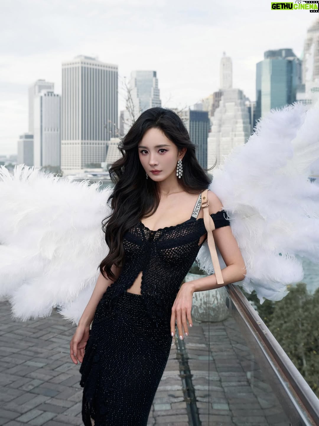 Yang Mi - 92.8K Likes - 第一次来到现场看维密的大秀🪽
惊喜💕开心🥳

#victoriassecret 
#victoriassecretfashionshow