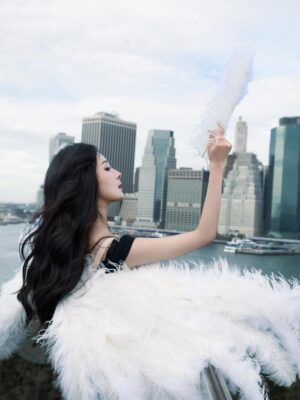 Yang Mi Instagram - 第一次来到现场看维密的大秀🪽
惊喜💕开心🥳

#victoriassecret 
#victoriassecretfashionshow