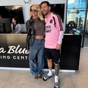Yanina Latorre Instagram - La emocion es total cdo lo ves! Lo amoooooooooooooooo!
Nos espero, nos recibio, charlamos, nos reimos y nos quedamos a ver el entrenamiento! Es el 1 adentro y fuera de la cancha! Programon! 🩷