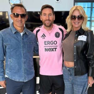 Yanina Latorre Instagram - La emocion es total cdo lo ves! Lo amoooooooooooooooo!
Nos espero, nos recibio, charlamos, nos reimos y nos quedamos a ver el entrenamiento! Es el 1 adentro y fuera de la cancha! Programon! 🩷
