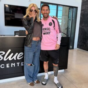 Yanina Latorre Instagram - La emocion es total cdo lo ves! Lo amoooooooooooooooo!
Nos espero, nos recibio, charlamos, nos reimos y nos quedamos a ver el entrenamiento! Es el 1 adentro y fuera de la cancha! Programon! 🩷
