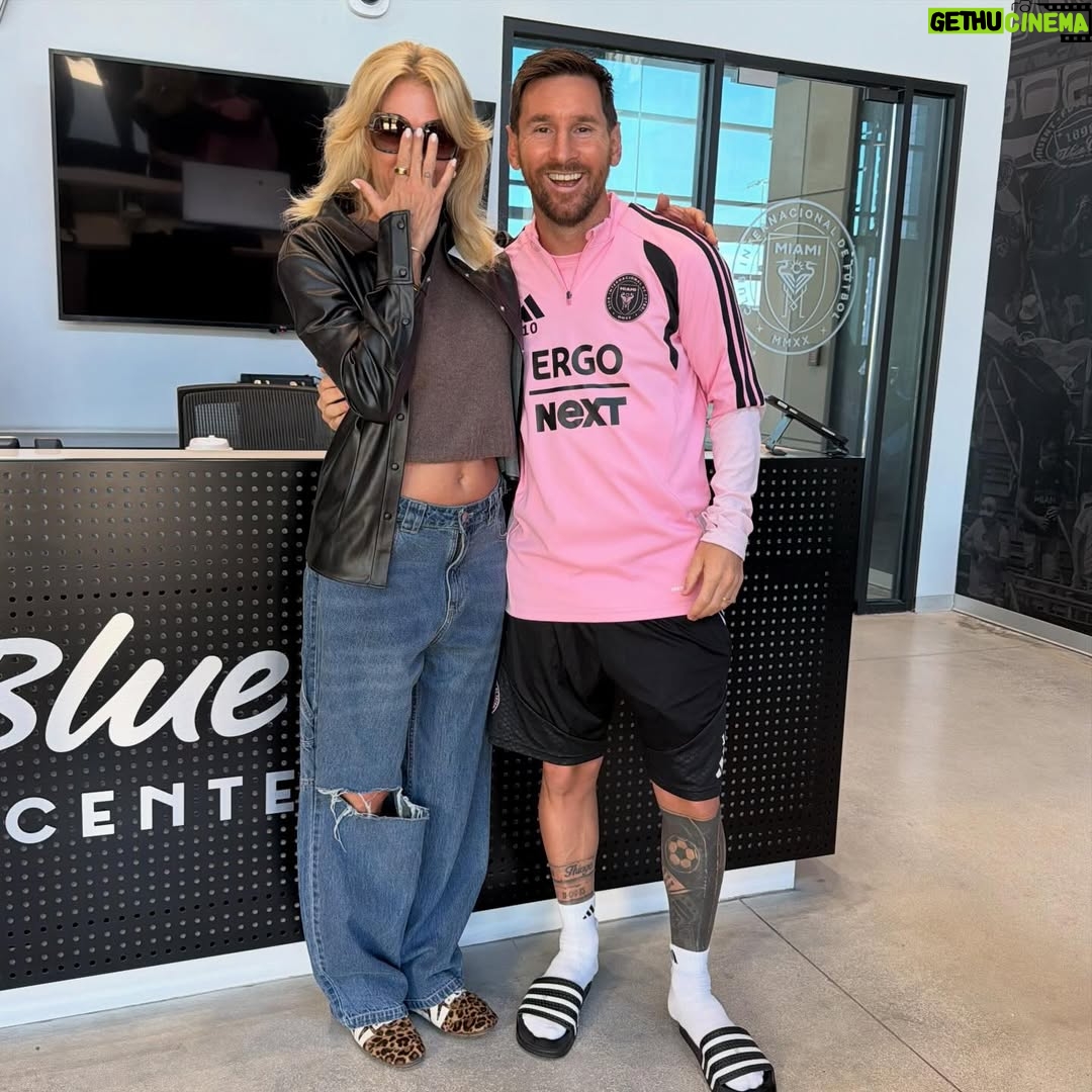 Yanina Latorre - 226.4K Likes - La emocion es total cdo lo ves! Lo amoooooooooooooooo! 
Nos espero, nos recibio, charlamos, nos reimos y nos quedamos a ver el entrenamiento! Es el 1 adentro y fuera de la cancha! Programon! 🩷