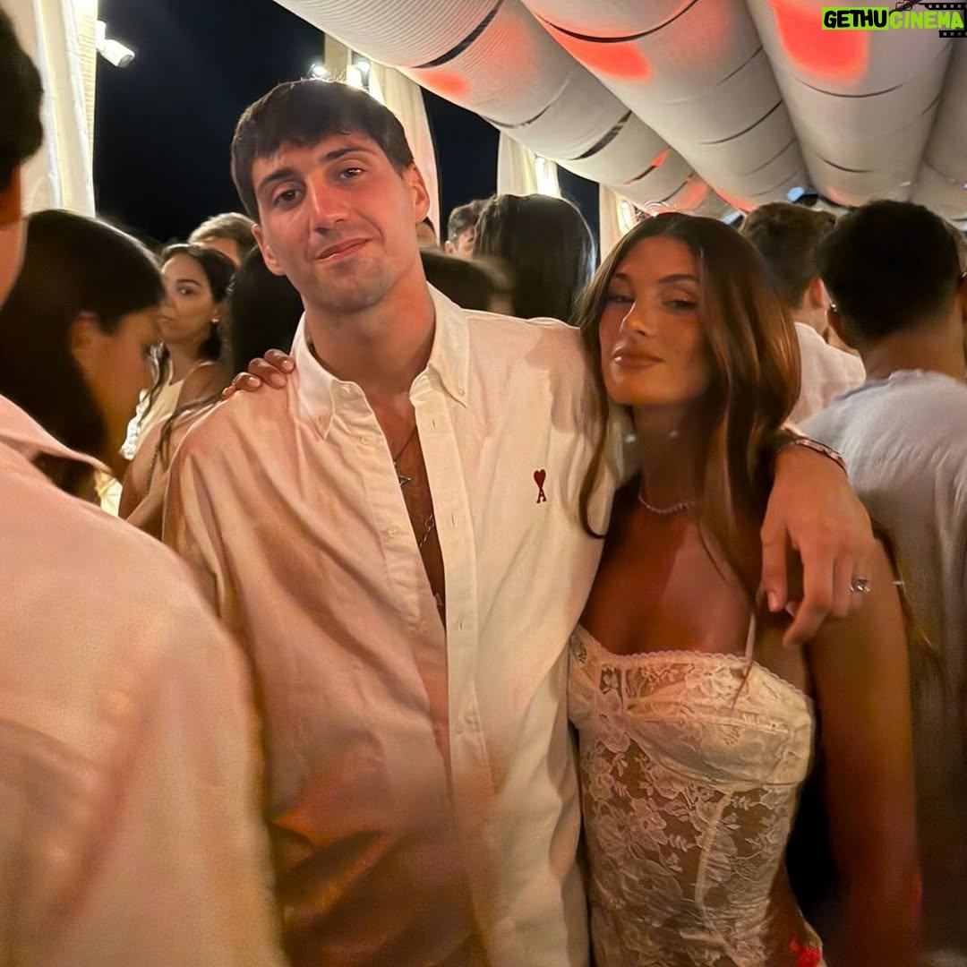 Yanina Latorre - 102.2K Likes - Mi pequeña y grande Lola! Amor de mi vida. Hoy ya 25 años…como paso? No me di cuenta, seguis siendo la niñita alegre q me hizo mama por primera vez, la q me enseño q existia otro tipo de amor, un amor absolutamente imposible de describir, q me sale de las entrañas, q hace q viva solo para y por vos y tu hermano!
Gracias @lolitalatorre tu existencia me completa! Sos la alegria del hogar, siempre c esa sonrisa y esas ganas para todo! Te admiro! Estoy orgullosa de vos. Haces q mis dias sean felices viendote vivir la vida. 
Sos mucho mas de lo q soñe hijita de mi vida!
Feliz cumple mi amor @lolitalatorre ❤️🎂🍷
