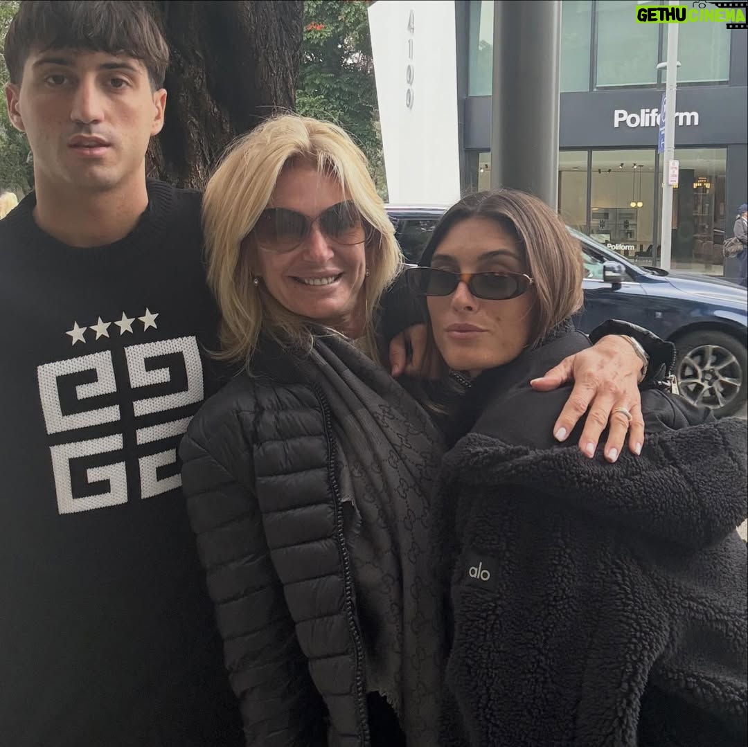 Yanina Latorre - 102.2K Likes - Mi pequeña y grande Lola! Amor de mi vida. Hoy ya 25 años…como paso? No me di cuenta, seguis siendo la niñita alegre q me hizo mama por primera vez, la q me enseño q existia otro tipo de amor, un amor absolutamente imposible de describir, q me sale de las entrañas, q hace q viva solo para y por vos y tu hermano!
Gracias @lolitalatorre tu existencia me completa! Sos la alegria del hogar, siempre c esa sonrisa y esas ganas para todo! Te admiro! Estoy orgullosa de vos. Haces q mis dias sean felices viendote vivir la vida. 
Sos mucho mas de lo q soñe hijita de mi vida!
Feliz cumple mi amor @lolitalatorre ❤️🎂🍷