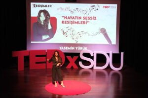 Yasemin Yürük Instagram - Hayat bazen en çok, sessiz kaldığımız anlarda şekillenir.
Söylemediğimiz cümlelerde, içimizde sakladığımız şarkılarda, kimseye anlatmadığımız küçük kırılmalarda…

Ama asıl güç;
o sessizlikten çıkıp yeniden ayağa kalkabilmekte,
yılmadan devam edebilmekte
ve karanlık notalara rağmen kendi melodini duyurabilmekte saklıdır.

Yasemin Yürük “Hayatın Sessiz Kesişimleri”yle, güçlü durmanın bazen bağırarak değil;
kendinle barışıp, kendi sesini duymayı seçmekle başladığını anlattı.