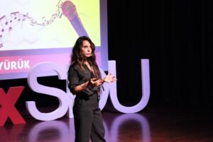 Yasemin Yürük Instagram - Hayat bazen en çok, sessiz kaldığımız anlarda şekillenir.
Söylemediğimiz cümlelerde, içimizde sakladığımız şarkılarda, kimseye anlatmadığımız küçük kırılmalarda…

Ama asıl güç;
o sessizlikten çıkıp yeniden ayağa kalkabilmekte,
yılmadan devam edebilmekte
ve karanlık notalara rağmen kendi melodini duyurabilmekte saklıdır.

Yasemin Yürük “Hayatın Sessiz Kesişimleri”yle, güçlü durmanın bazen bağırarak değil;
kendinle barışıp, kendi sesini duymayı seçmekle başladığını anlattı.