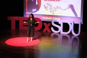 Yasemin Yürük Instagram - Hayat bazen en çok, sessiz kaldığımız anlarda şekillenir.
Söylemediğimiz cümlelerde, içimizde sakladığımız şarkılarda, kimseye anlatmadığımız küçük kırılmalarda…

Ama asıl güç;
o sessizlikten çıkıp yeniden ayağa kalkabilmekte,
yılmadan devam edebilmekte
ve karanlık notalara rağmen kendi melodini duyurabilmekte saklıdır.

Yasemin Yürük “Hayatın Sessiz Kesişimleri”yle, güçlü durmanın bazen bağırarak değil;
kendinle barışıp, kendi sesini duymayı seçmekle başladığını anlattı.