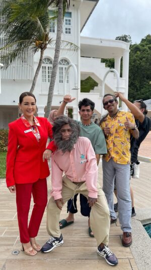Yasmin Hani Instagram - Trailer Rasmi Duyung Legenda Aurora.
Selepas 17 tahun, mereka masih bikin heboh! 🧜🏻‍♀️🪸

Bersedia untuk filem hiburan hujung tahun ini, Duyung Legenda Aurora, di pawagam 25 Disember 2025 🐚

Filem oleh: @kru.studios @8bitstudio.my

@razakmohaideen @maya_karin @annajobling @saifulapek @yusryabdhalim @ayieelhamf88 @yassinsenario1978 @yasminhani @nadia.brian @syaiful_zero @sharif_zero @akueatu @aniqvqil

#DuyungLegendaAurora #FilemHiburanHujungTahun