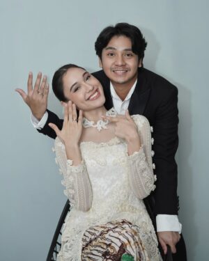 Yasmin Napper Instagram - Siapa yang udah siap siap ketemu Gadis & Mas Dhika?
@film.musuhdalamselimut tayang hari ini diseluruh bioskop🤎
Nonton sekarangggg!!!!