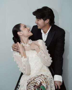Yasmin Napper Instagram - Siapa yang udah siap siap ketemu Gadis & Mas Dhika?
@film.musuhdalamselimut tayang hari ini diseluruh bioskop🤎
Nonton sekarangggg!!!!