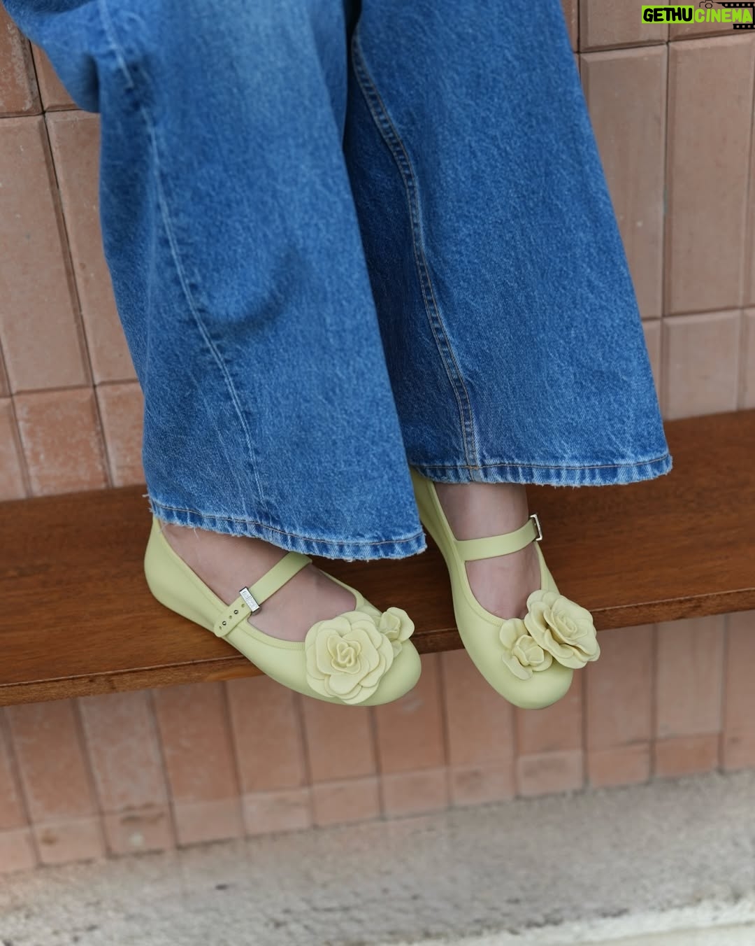 Yasmin Napper - 127.8K Likes - Cute, comfy, unstoppable with my new @melissashoes_id 💛