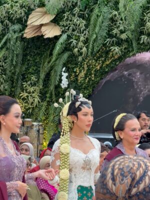 Yasmine Wildblood Instagram - Finally the big day arrived and it was beautiful from start to finish. Everything was perfect and I’m so grateful to stand beside you as maid of honor. We cried happy tears, sang along to Brian McKnight and danced all night to koplo 💃🏼
Ci Pat, you were the most beautiful bride in the realest way. Nervous, emotional, overwhelmed with love and that’s what made you glow. Not everything needs to look “perfect” to be meaningful.
And Darma, thank you for choosing her every day. You both are meant for each other.
Wishing you both a beautiful journey ahead ♥️✨