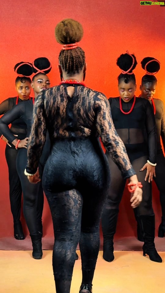 Yemi Alade - 412.4K Likes - 🔥🔥🔥 #shawashawa wahala

NEW MUSIC OUT NOW 

📢📢📢