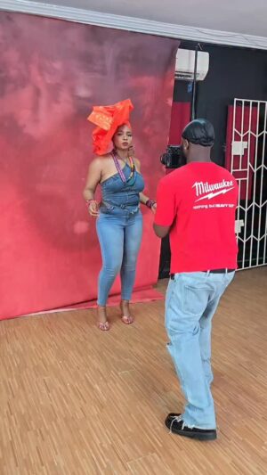 Yemi Alade Instagram - 🤬🤬🤬 What's this?? I need a new videographer 😡
#Shawashawa camera man