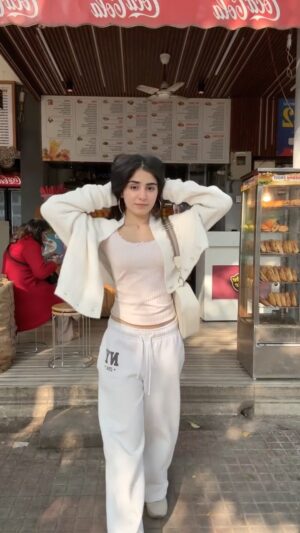 Yesha Dhiman Instagram - 😌
