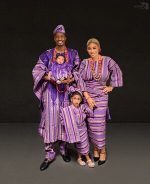 Yetunde Barnabas Instagram - Happy new year from the OLAYINKA’S ❤️❤️❤️

Cheers to the best year yet 🙏🏻

Asooke: @oyiz_asooke 
Captured by: @gifted_pixels_ 
Mua: @lades_touch