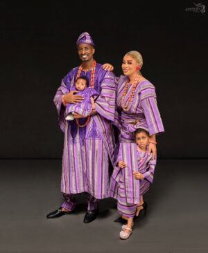 Yetunde Barnabas Instagram - Happy new year from the OLAYINKA’S ❤️❤️❤️

Cheers to the best year yet 🙏🏻

Asooke: @oyiz_asooke 
Captured by: @gifted_pixels_ 
Mua: @lades_touch