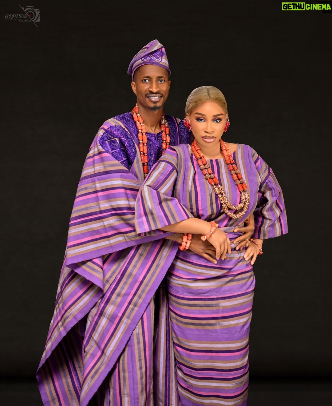 Yetunde Barnabas - 125.4K Likes - Happy new year from the OLAYINKA’S ❤️❤️❤️

Cheers to the best year yet 🙏🏻

Asooke: @oyiz_asooke 
Captured by: @gifted_pixels_ 
Mua: @lades_touch