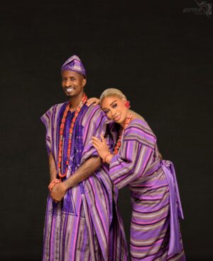 Yetunde Barnabas Instagram - Happy new year from the OLAYINKA’S ❤️❤️❤️

Cheers to the best year yet 🙏🏻

Asooke: @oyiz_asooke 
Captured by: @gifted_pixels_ 
Mua: @lades_touch