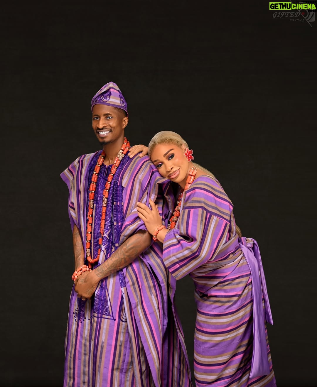 Yetunde Barnabas - 125.4K Likes - Happy new year from the OLAYINKA’S ❤️❤️❤️

Cheers to the best year yet 🙏🏻

Asooke: @oyiz_asooke 
Captured by: @gifted_pixels_ 
Mua: @lades_touch
