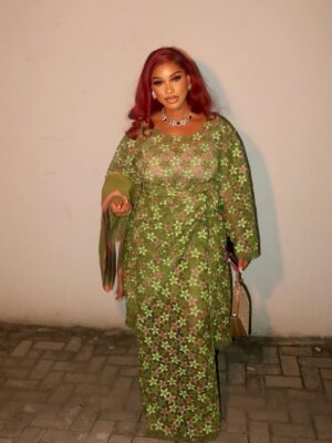 Yetunde Barnabas Instagram - Dear GOD as I step into this New Year I speak peace, purpose and progress into my life.❤️
May I walk in alignment with Your will, grow in grace and thrive in every area. 
Let this be a year of answered prayers, open doors, and unshakable joy. AMEN 🙏🏻

Nails: @oasisgem_spa 
Mua: @lades_touch 
Hairstyling: @daves_classik