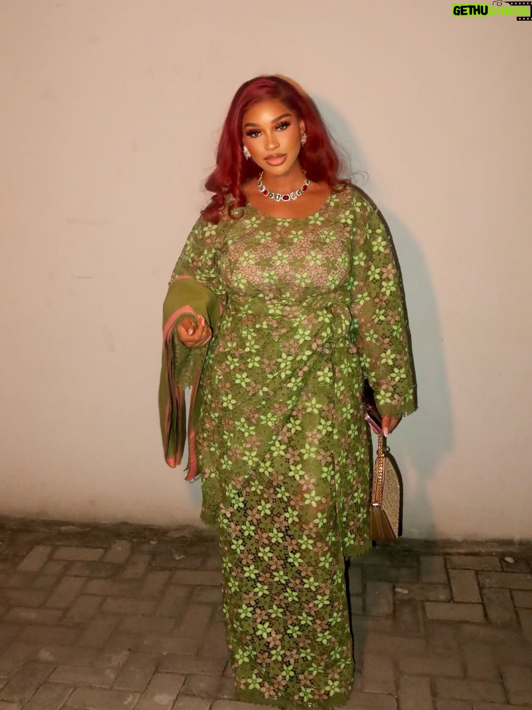 Yetunde Barnabas - 34K Likes - Dear GOD as I step into this New Year I speak peace, purpose and progress into my life.❤️
May I walk in alignment with Your will, grow in grace and thrive in every area. 
Let this be a year of answered prayers, open doors, and unshakable joy. AMEN 🙏🏻

Nails: @oasisgem_spa 
Mua: @lades_touch 
Hairstyling: @daves_classik