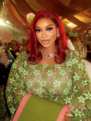 Yetunde Barnabas Instagram - Dear GOD as I step into this New Year I speak peace, purpose and progress into my life.❤️
May I walk in alignment with Your will, grow in grace and thrive in every area. 
Let this be a year of answered prayers, open doors, and unshakable joy. AMEN 🙏🏻

Nails: @oasisgem_spa 
Mua: @lades_touch 
Hairstyling: @daves_classik