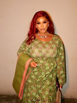 Yetunde Barnabas Instagram - Dear GOD as I step into this New Year I speak peace, purpose and progress into my life.❤️
May I walk in alignment with Your will, grow in grace and thrive in every area. 
Let this be a year of answered prayers, open doors, and unshakable joy. AMEN 🙏🏻

Nails: @oasisgem_spa 
Mua: @lades_touch 
Hairstyling: @daves_classik