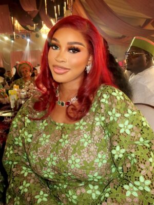 Yetunde Barnabas Instagram - Dear GOD as I step into this New Year I speak peace, purpose and progress into my life.❤️
May I walk in alignment with Your will, grow in grace and thrive in every area. 
Let this be a year of answered prayers, open doors, and unshakable joy. AMEN 🙏🏻

Nails: @oasisgem_spa 
Mua: @lades_touch 
Hairstyling: @daves_classik