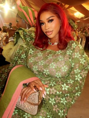 Yetunde Barnabas Instagram - Dear GOD as I step into this New Year I speak peace, purpose and progress into my life.❤️
May I walk in alignment with Your will, grow in grace and thrive in every area. 
Let this be a year of answered prayers, open doors, and unshakable joy. AMEN 🙏🏻

Nails: @oasisgem_spa 
Mua: @lades_touch 
Hairstyling: @daves_classik