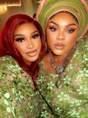 Yetunde Barnabas Instagram - Dear GOD as I step into this New Year I speak peace, purpose and progress into my life.❤️
May I walk in alignment with Your will, grow in grace and thrive in every area. 
Let this be a year of answered prayers, open doors, and unshakable joy. AMEN 🙏🏻

Nails: @oasisgem_spa 
Mua: @lades_touch 
Hairstyling: @daves_classik