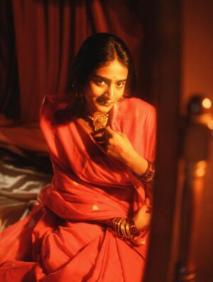 Yogalakshmi Instagram - Red draped, crown activated.♥️
Saree - @label_thaaragai
Blouse - @vasthra.by.yara
📸 - @prasami_photography ✨