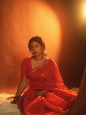 Yogalakshmi Instagram - Red draped, crown activated.♥️
Saree - @label_thaaragai
Blouse - @vasthra.by.yara
📸 - @prasami_photography ✨