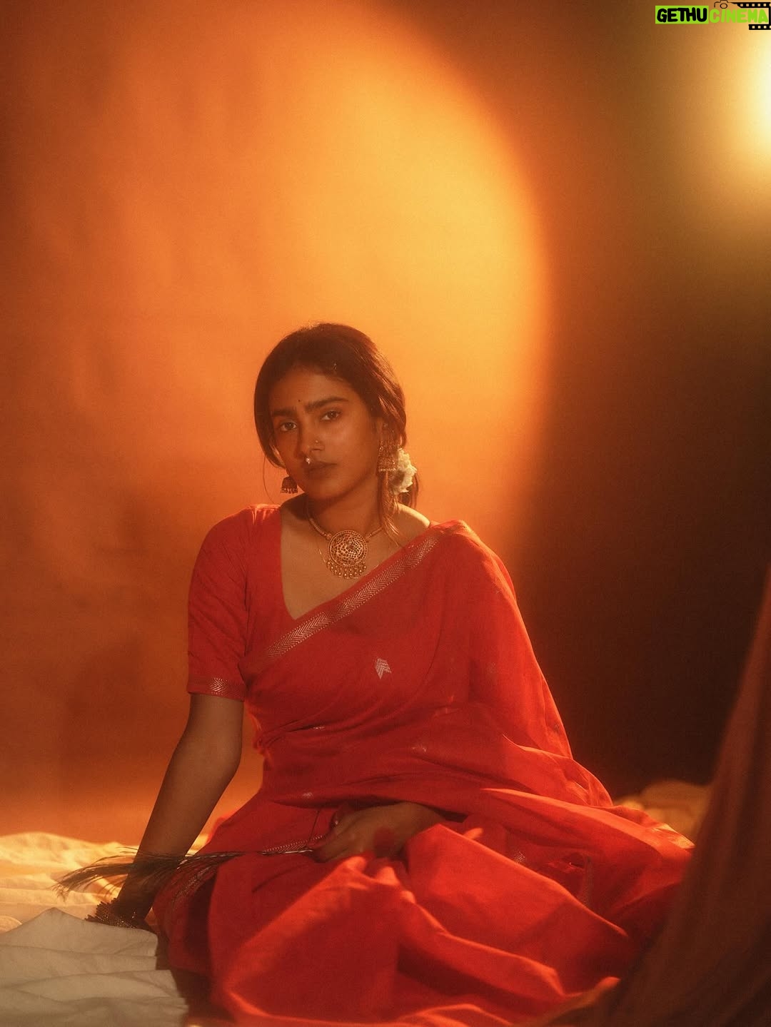 Yogalakshmi - 273.4K Likes - Red draped, crown activated.♥️ 

Saree - @label_thaaragai
Blouse - @vasthra.by.yara 
 📸 - @prasami_photography ✨