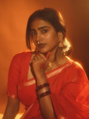 Yogalakshmi Instagram - Red draped, crown activated.♥️
Saree - @label_thaaragai
Blouse - @vasthra.by.yara
📸 - @prasami_photography ✨
