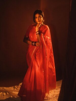 Yogalakshmi Instagram - Red draped, crown activated.♥️
Saree - @label_thaaragai
Blouse - @vasthra.by.yara
📸 - @prasami_photography ✨